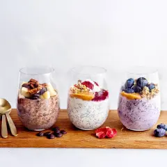 Tre glas med overnight oats choklad, blåbär och banan. Perfekt frukost eller mellanmål.