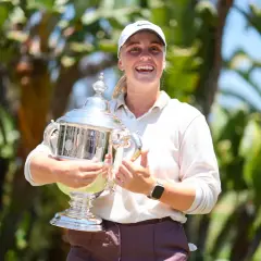 Glad golfare med pokal, redo för seger.