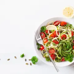 En fräsch och nyttig rätt med grönsakspasta, körsbärstomater, avokado och pumpafrön. Fullkornspasta nyttigt och gott!