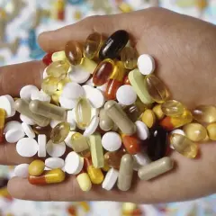 En hand full med olika kosttillskott, kapslar och tabletter. Ett brett utbud för ungdomar som vill ta hand om sin hälsa.
