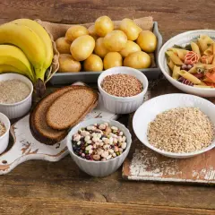 Bananer, potatis, ris, havregryn, bröd, bönor, bovete och pasta – en härlig samling av kolhydrater för en energifylld dag.