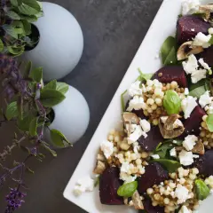 En härlig sallad med rödbetor, couscous, svamp och fetaost. Perfekt för snabb mat hemma.