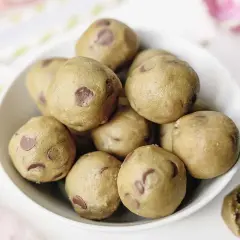 En skål med läckra cookie dough bollar, perfekta för en söt stund.