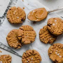 Smarriga proteinkakor med jordnötssmör, toppade med flingsalt. Ett enkelt recept för hembakade godsaker.