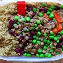 Här är en matlåda med quinoa, linser, gröna ärtor, kidneybönor och röd paprika. Perfekt för en näringsrik lunch.