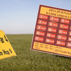 En golfboll på en tee, en skylt för hål 6 och en lista över de 20 senaste handikappresultaten, som visar att handikappgolf är en sport för alla.