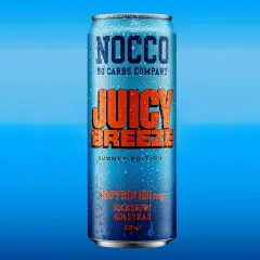 En NOCCO Juicy Breeze burk, sommarutgåva. Undrar du vad smakar NOCCO Juicy Breeze? Denna sockerfria dryck ger en uppfriskande känsla.
