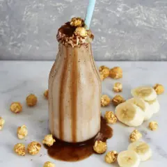 Chokladig proteinshake med banan och popcorn. Ett spännande proteinshake recept för den som gillar oväntade smakkombinationer.