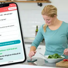 Kvinna använder app för att räkna ut hur många kalorier per dag hon behöver för att nå sin målvikt.