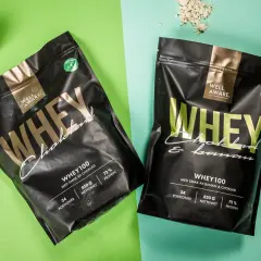 Två påsar Well Aware Whey100, en med chokladsmak och en med banan & choklad. Jämför whey 100 vs 80 för din träning.