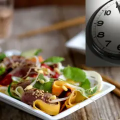 En smaklig sallad med kött och grönsaker, perfekt för den som praktiserar fasta varannan dag. Klockan tickar mot nästa måltid.