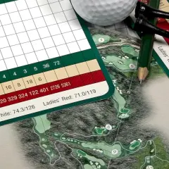 Golfutrustning: scorekort, peggar, golfboll och en golfbanekarta. Perfekt för ett par i golf som planerar sin runda.
