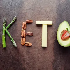 KETO-mat: sparris, pekannötter, ost och avokado med jordgubbe. En diet med **inga kolhydrater**.