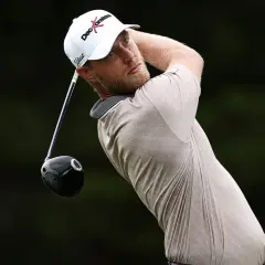 Golfare i full sving, fokuserad på de sista nio hålen.
