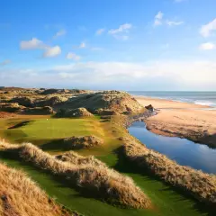 En golfbana vid havet, med böljande sanddyner och en porlande bäck. En vy som påminner om golf historia.