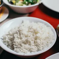 En skål med fluffigt ris, perfekt som bas för en smakrik indisk måltid. Ris fiber ger en mättande och näringsrik upplevelse.
