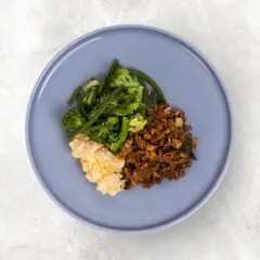 En tallrik med mat utan kolhydrater och socker: äggröra, broccoli med gröna bönor och köttfärs.