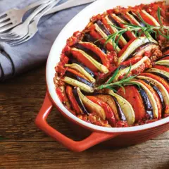 En vackert arrangerad ratatouille i en ugnsform, perfekt för att inspirera dig med vad du kan laga med det du har hemma.