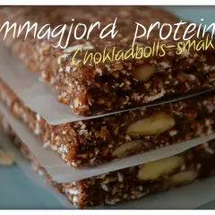 Hemmagjord proteinbar med chokladbollssmak. Ett enkelt recept för hemmagjorda proteinbars.