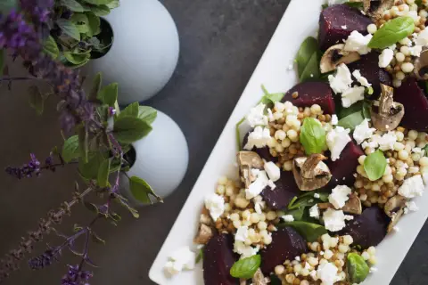 En härlig sallad med rödbetor, couscous, svamp och fetaost. Perfekt för snabb mat hemma.