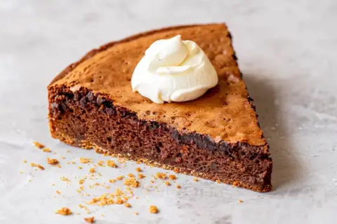 En bit chokladkaka med proteinpulver, toppad med vispad grädde. Perfekt för den som vill baka med proteinpulver.