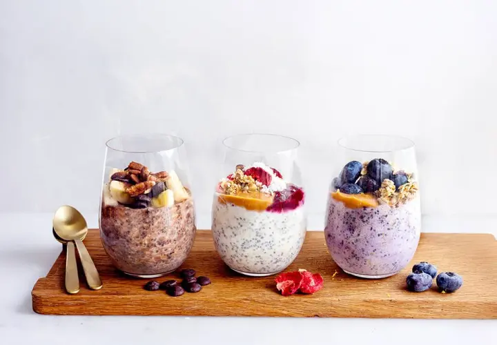 Tre glas med overnight oats choklad, blåbär och banan. Perfekt frukost eller mellanmål.