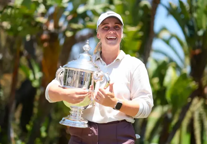 Glad golfare med pokal, redo för seger.