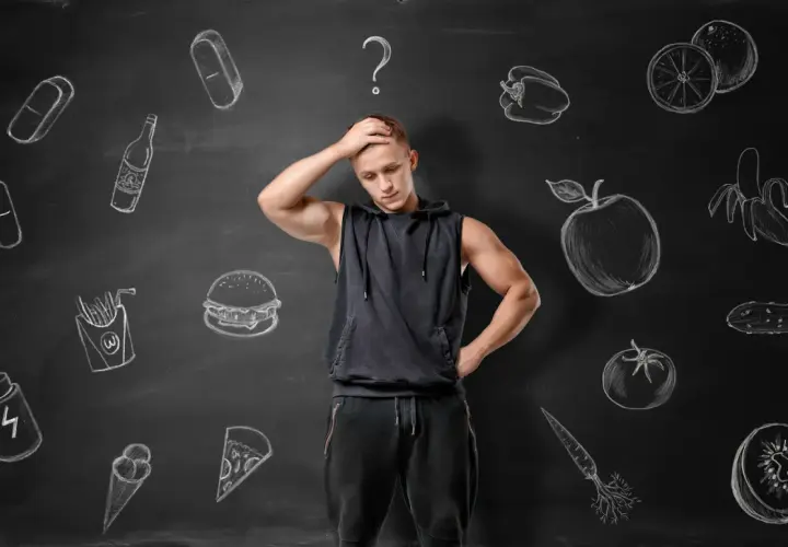 En ung man funderar över hur mycket protein per måltid. Runt honom syns bilder av mat och kosttillskott.