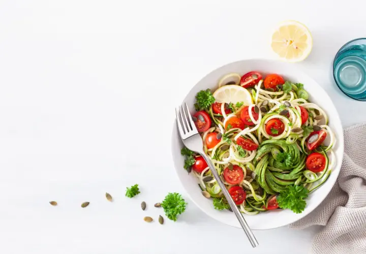 En fräsch och nyttig rätt med grönsakspasta, körsbärstomater, avokado och pumpafrön. Fullkornspasta nyttigt och gott!