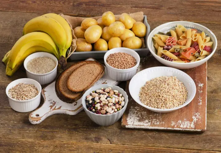 Bananer, potatis, ris, havregryn, bröd, bönor, bovete och pasta – en härlig samling av kolhydrater för en energifylld dag.