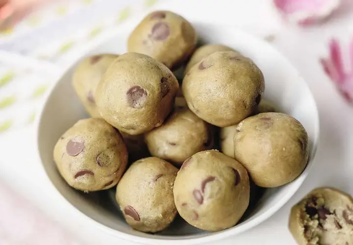 En skål med läckra cookie dough bollar, perfekta för en söt stund.
