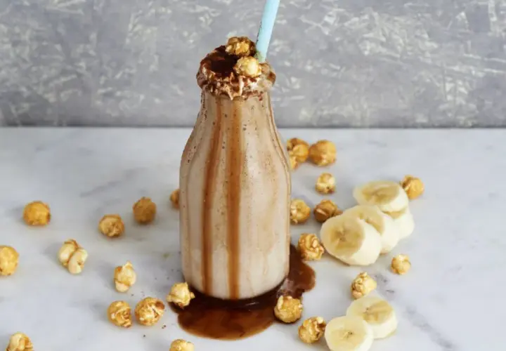 Chokladig proteinshake med banan och popcorn. Ett spännande proteinshake recept för den som gillar oväntade smakkombinationer.