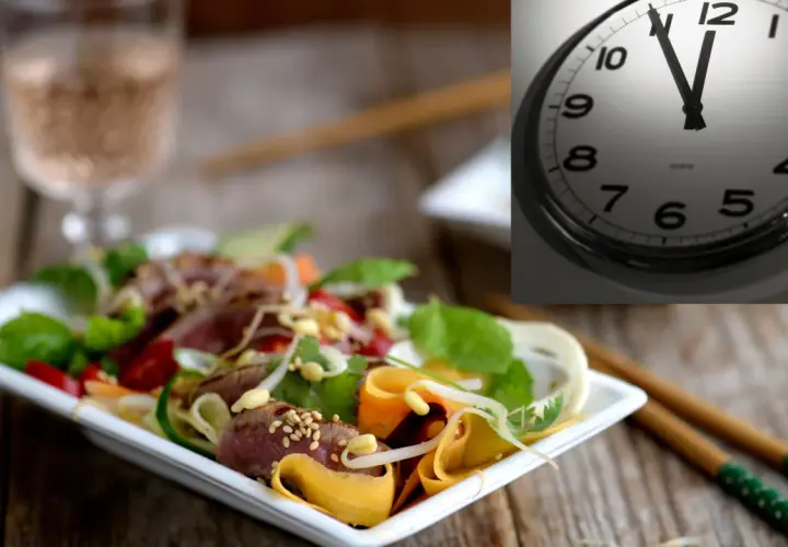 En smaklig sallad med kött och grönsaker, perfekt för den som praktiserar fasta varannan dag. Klockan tickar mot nästa måltid.
