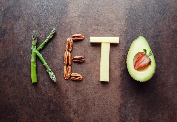 KETO-mat: sparris, pekannötter, ost och avokado med jordgubbe. En diet med **inga kolhydrater**.