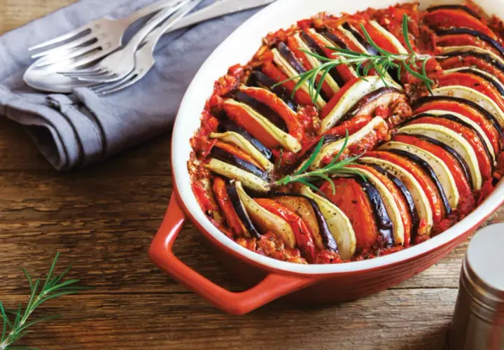 En vackert arrangerad ratatouille i en ugnsform, perfekt för att inspirera dig med vad du kan laga med det du har hemma.