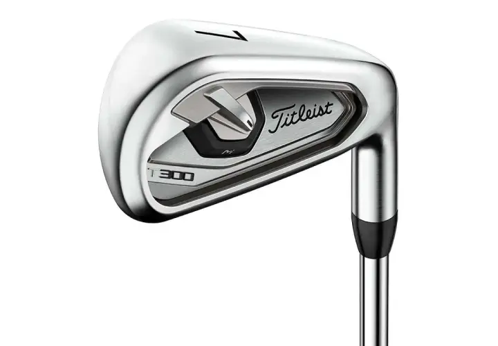 En Titleist T300 järnklubba, perfekt för dig som funderar på vilka golfklubbor ska jag ha.