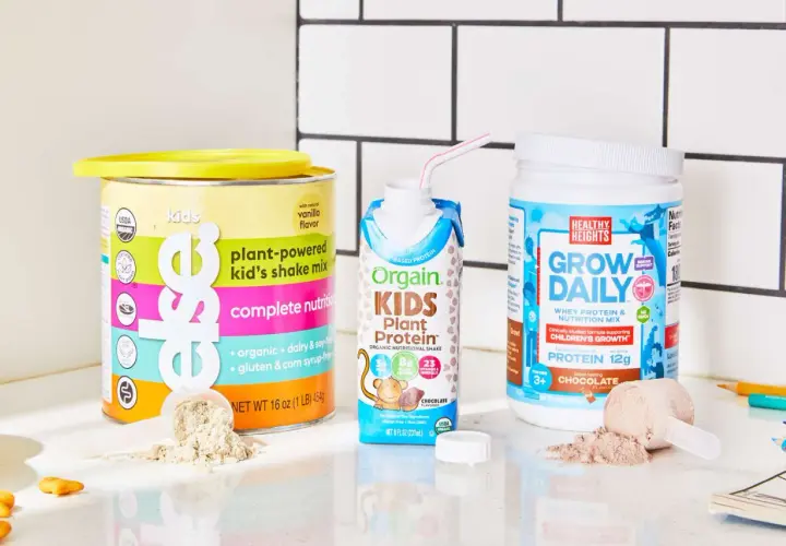 Tre olika produkter med proteinpulver för barn: en burk med vaniljsmak, en färdigblandad chokladshake och en burk med chokladsmak.