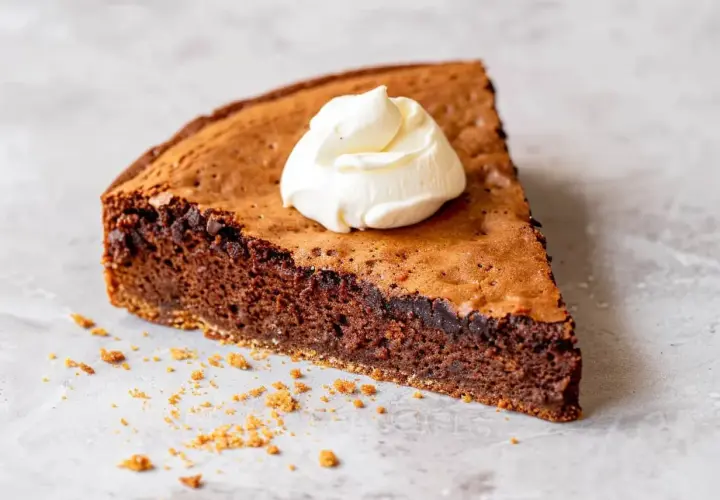En bit chokladkaka med proteinpulver, toppad med vispad grädde. Perfekt för den som vill baka med proteinpulver.