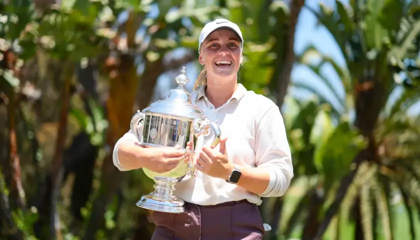 Glad golfare med pokal, redo för seger.
