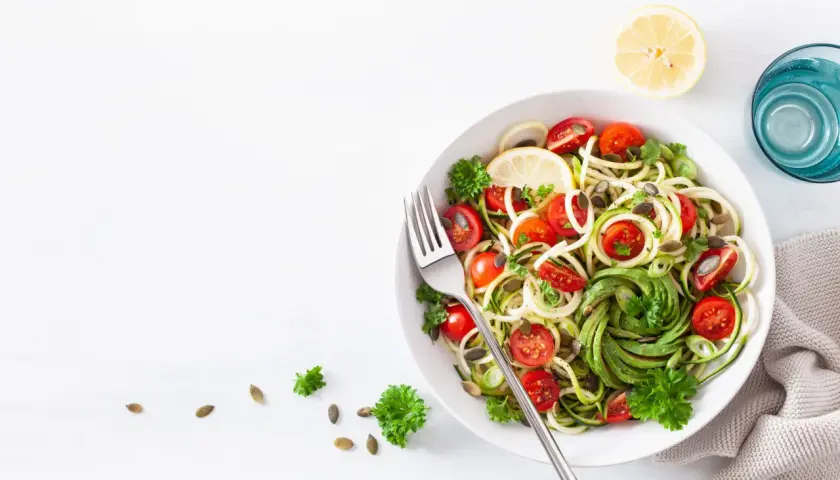 En fräsch och nyttig rätt med grönsakspasta, körsbärstomater, avokado och pumpafrön. Fullkornspasta nyttigt och gott!