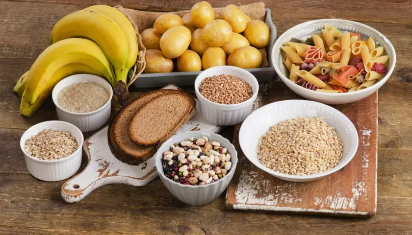 Bananer, potatis, ris, havregryn, bröd, bönor, bovete och pasta – en härlig samling av kolhydrater för en energifylld dag.