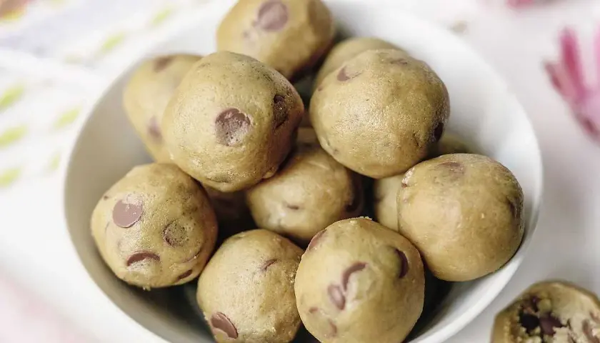 En skål med läckra cookie dough bollar, perfekta för en söt stund.