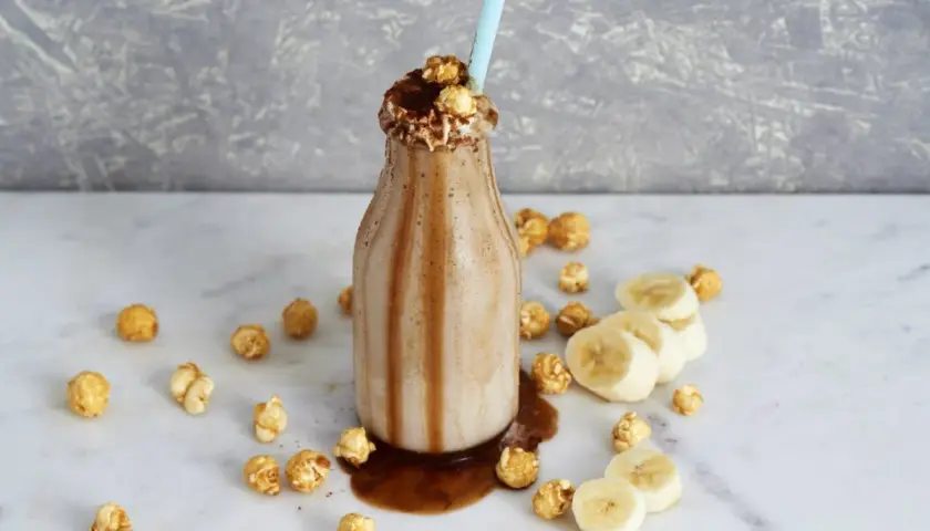 Chokladig proteinshake med banan och popcorn. Ett spännande proteinshake recept för den som gillar oväntade smakkombinationer.