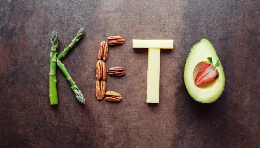 KETO-mat: sparris, pekannötter, ost och avokado med jordgubbe. En diet med **inga kolhydrater**.