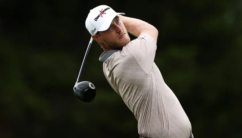 Golfare i full sving, fokuserad på de sista nio hålen.