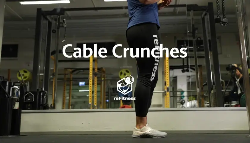 En person utför kabel crunch övningar med en crunch maskin i ett gym.