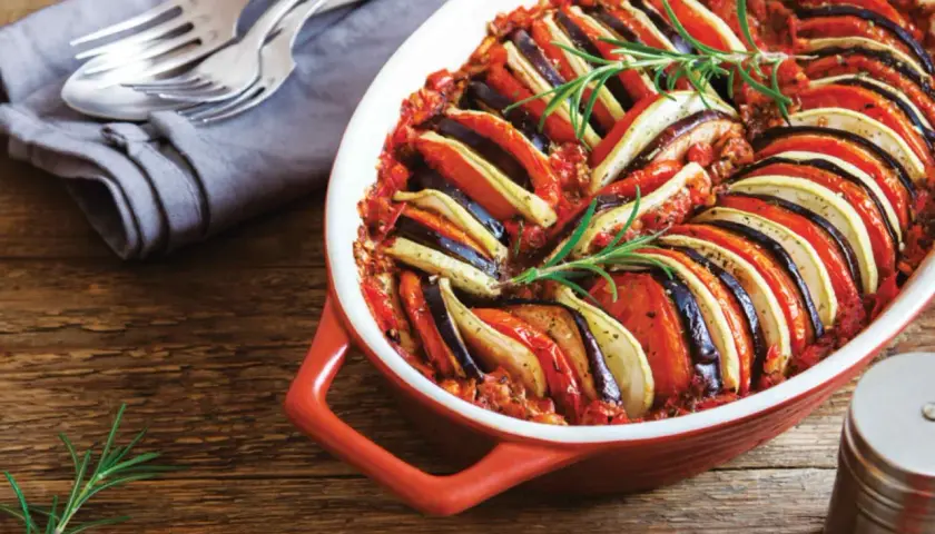 En vackert arrangerad ratatouille i en ugnsform, perfekt för att inspirera dig med vad du kan laga med det du har hemma.