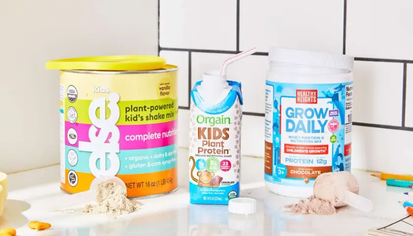 Tre olika produkter med proteinpulver för barn: en burk med vaniljsmak, en färdigblandad chokladshake och en burk med chokladsmak.