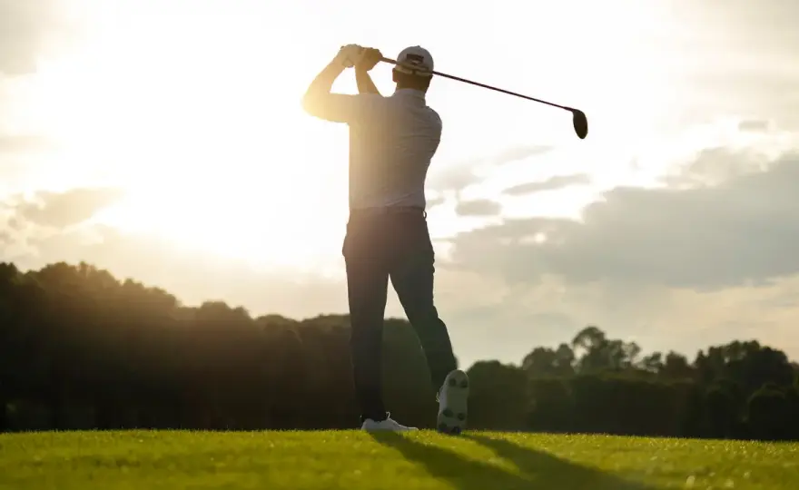 Flyer golf - Så undviker du att slå för långt från ruffen