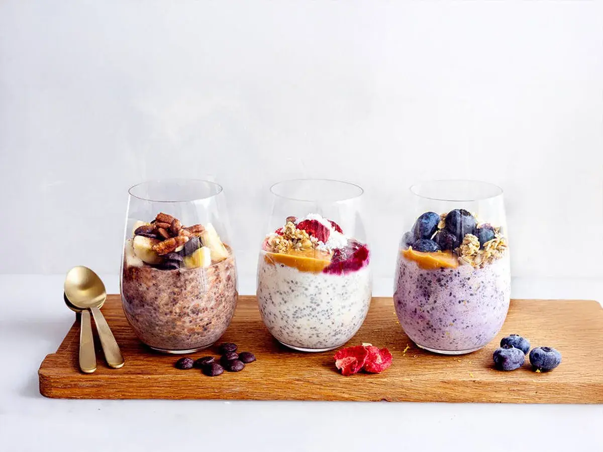 Tre glas med overnight oats choklad, blåbär och banan. Perfekt frukost eller mellanmål.